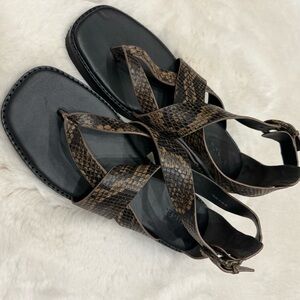 ✨NEW✨ Vince Snake Printed Cross Leather Flat Sandals Size 8
⁩